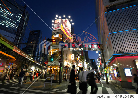 日本の東京都市景観　夜の新橋と汐留の超高層ビル群（画面左上）などを望む 44925490
