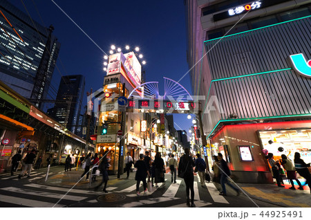 日本の東京都市景観　夜の新橋と汐留の超高層ビル群（画面左上）などを望む 44925491