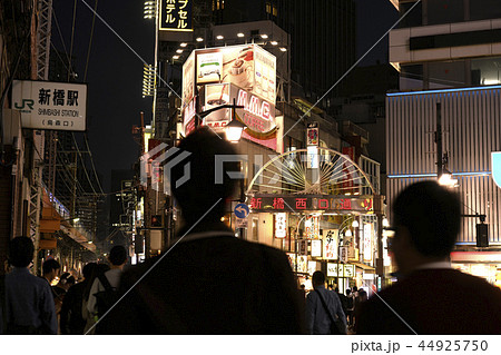 日本の東京都市景観 夜の新橋駅と新橋西口通りなどを望む 日本の東京都市景観 夜の新橋駅と新橋西口通りなどを望む 44925750