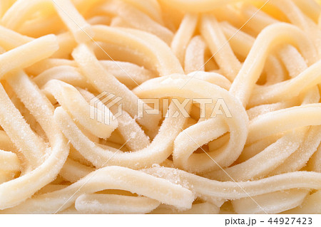 解凍しかけた冷凍うどん 解凍しかけた冷凍うどん 44927423