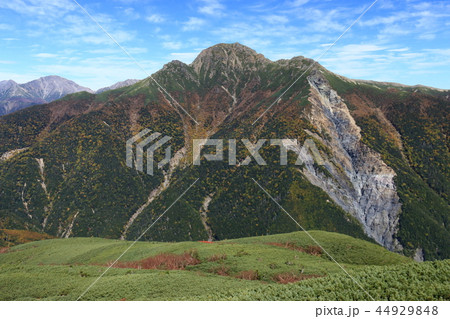 南アルプス塩見岳山頂への道　烏帽子岳からの塩見岳の雄姿　 44929848