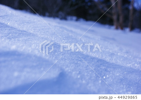 雪の風紋と氷の結晶 44929865