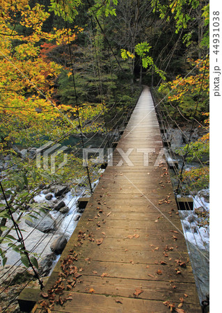 秋山郷の秋 見倉橋の写真素材