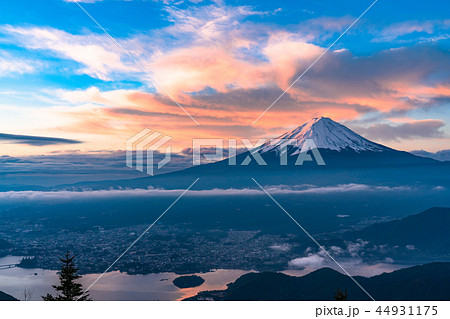 絶景 富士山 夜明け 山梨県 の写真素材
