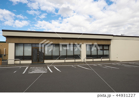 コンビニの改装 44931227