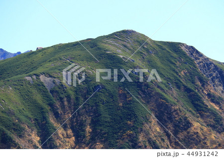 南アルプス塩見岳山頂への道 烏帽子岳登りからの小河内岳と小河内岳避難小屋遠景 の写真素材