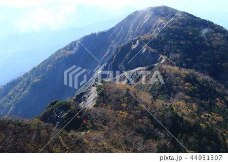 南アルプス塩見岳山頂への道　烏帽子岳登山道から三伏峠小屋を望む　 44931307