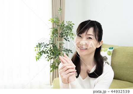 手荒れのケアをする女性 44932539