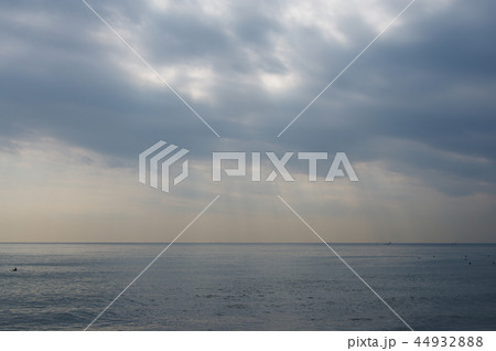 稲村ケ崎から望む海に差込む陽射し 44932888