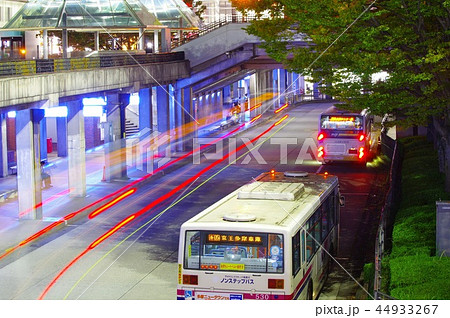 夜の多摩センター駅バスターミナル 44933267
