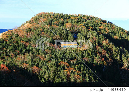 南アルプス塩見岳山頂への道 三伏山から三伏峠小屋を望む 南アルプス塩見岳山頂への道 三伏山から三伏峠小屋を望む 44933459