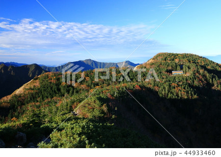 南アルプス塩見岳山頂への道　三伏山から三伏峠小屋を望む　 44933460