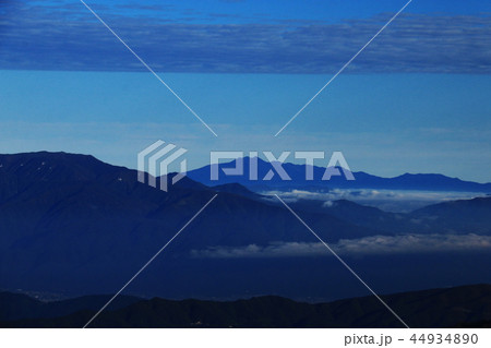南アルプス塩見岳山頂への道　本谷山稜線からの北アルプス乗鞍岳遠景　 44934890