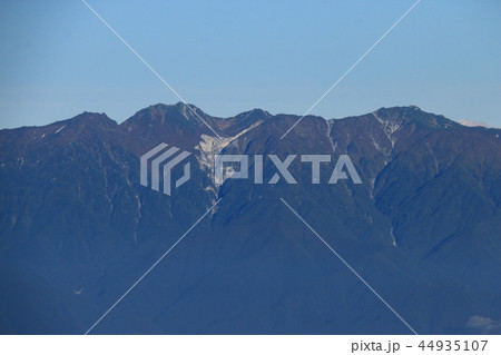 南アルプス塩見岳山頂への道　本谷山稜線からの　中央アルプス　空木岳　南駒ヶ岳遠景　 44935107