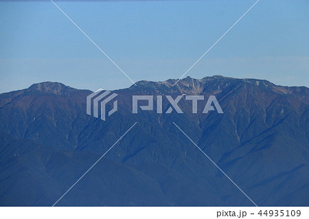 南アルプス塩見岳山頂への道　本谷山稜線からの　　中央アルプス　木曽駒ヶ岳　宝剣岳遠景　 44935109