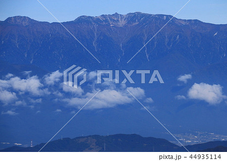 南アルプス塩見岳山頂への道　本谷山稜線からの　　中央アルプス　宝剣岳、木曽駒ヶ遠景　 44935114