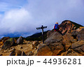 根石岳より天狗岳を望む女性登山者 44936281