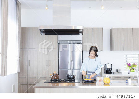 調理する女性 調理する女性 44937117