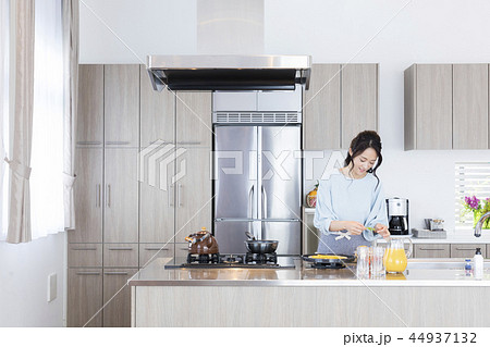 調理する女性 調理する女性 44937132