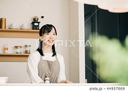 キッチンに立つ若い主婦 日本人女性 キッチンに立つ若い主婦 日本人女性 44937669