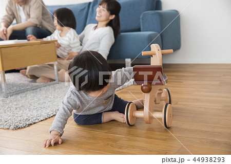 木馬で遊ぶ男の子 木馬で遊ぶ男の子 44938293