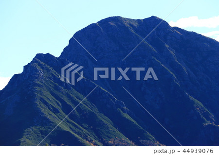 南アルプス塩見岳山頂への道　本谷山稜線から塩見岳山頂を仰ぎ見る　 44939076