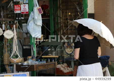 雑貨店への買い物客 雑貨店への買い物客 44939299