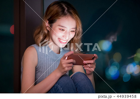 woman play mobile game woman play mobile game 44939458