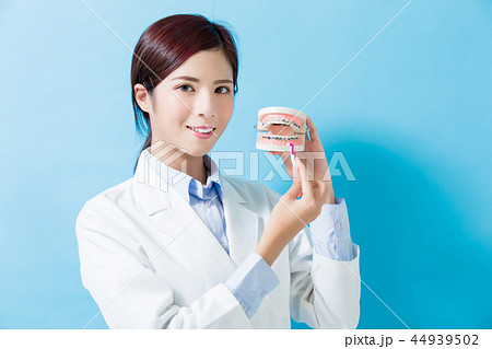 dentist take interdental brush dentist take interdental brush 44939502