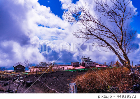 (静岡県)富士山・表富士宮口五合目レストハウス 秋の紅葉と冠雪 (静岡県)富士山・表富士宮口五合目レストハウス 秋の紅葉と冠雪 44939572