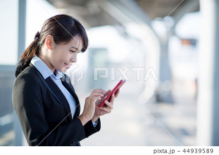 business woman use phone 44939589
