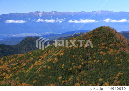 南アルプス塩見岳山頂への道　権右衛門山越しに中央アルプスを望む 44940050