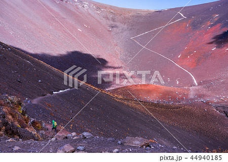 (静岡県)富士山・宝永山第一火口を歩く人 (静岡県)富士山・宝永山第一火口を歩く人 44940185