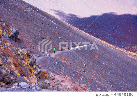 (静岡県)富士山・宝永山第一火口を歩く人 (静岡県)富士山・宝永山第一火口を歩く人 44940186