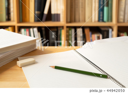 本棚 ノート 山積みの資料 勉強 学習 教育 本 本棚 ノート 山積みの資料 勉強 学習 教育 本 44942050