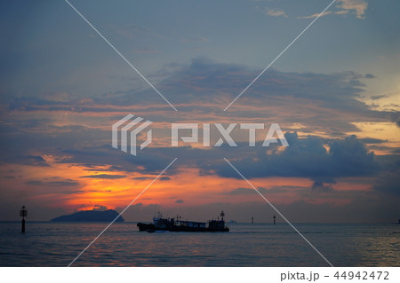 コタキナバル、ボルネオ島の夕焼け コタキナバル、ボルネオ島の夕焼け 44942472