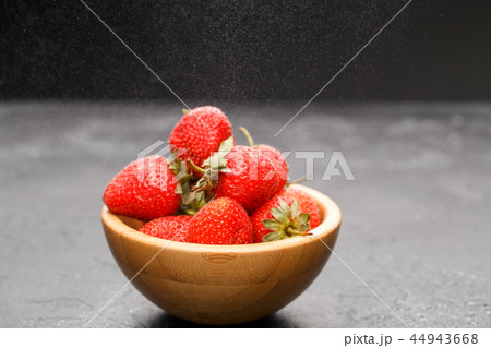 Photo of strawberries in wooden cup 44943668