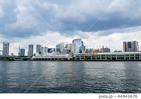 東京 勝どきからの対岸の風景 曇天の隅田川と閉場後の築地市場 2018.10 b 東京 勝どきからの対岸の風景 曇天の隅田川と閉場後の築地市場 2018.10 b 44943676