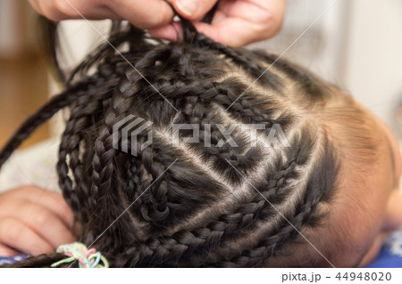 娘の編み込みをするお母さん 44948020