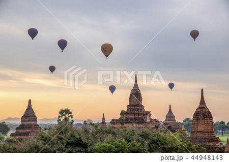 ミャンマーバガンのバルーンとパゴダのある風景 ミャンマーバガンのバルーンとパゴダのある風景 44948143