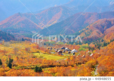 紅葉の秘境奥只見銀山平温泉 白銀の湯の写真素材