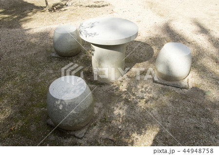 椅子とテーブル 44948758