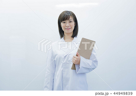 女性　医者　ポートレート 44949839