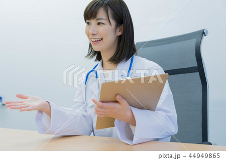 女性　医者　ポートレート 44949865