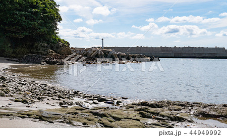 浜辺から見える灯台 44949992