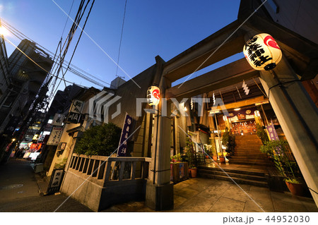 日本の東京都市景観　新橋の烏森神社などを望む 44952030