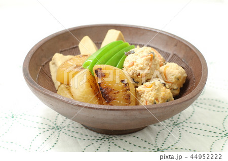 大根と鶏つくね団子の煮物、焼き大根と肉の煮物、鶏肉団子 大根と鶏つくね団子の煮物、焼き大根と肉の煮物、鶏肉団子 44952222