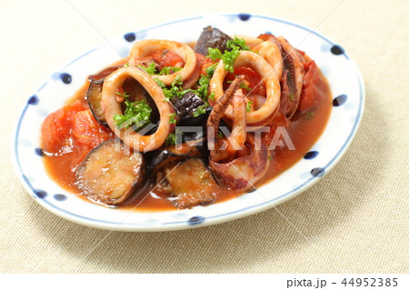 夏野菜のトマトと茄子とイカの炒め物、シーフード料理 44952385
