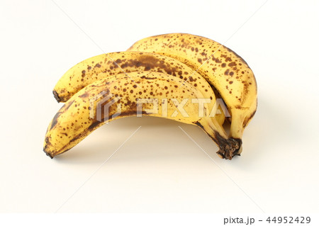 バナナ、完熟しシュガースポットの入った三本のバナナ 44952429