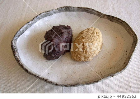 きな粉と餡子のおはぎ きな粉と餡子のおはぎ 44952562